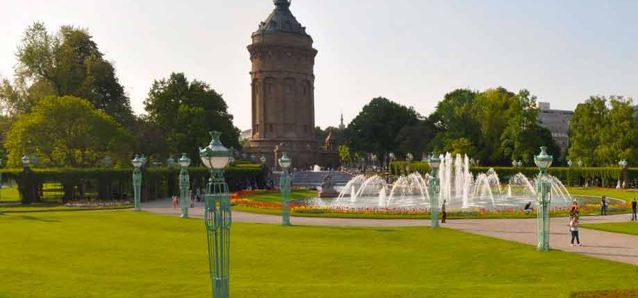 Mannheimer Wasserturm mit Brunnen